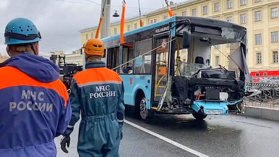 В Петербурге из-за падения автобуса в Мойку погибли семь человек