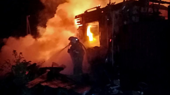 В Теткино Курской области после атаки дронов загорелись три дома