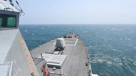 Военнослужащие Китая отогнали военный корабль США в Южно-Китайском море