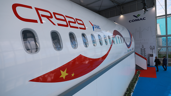 Мантуров: поставки китайских самолетов для авиакомпаний РФ не обсуждаются