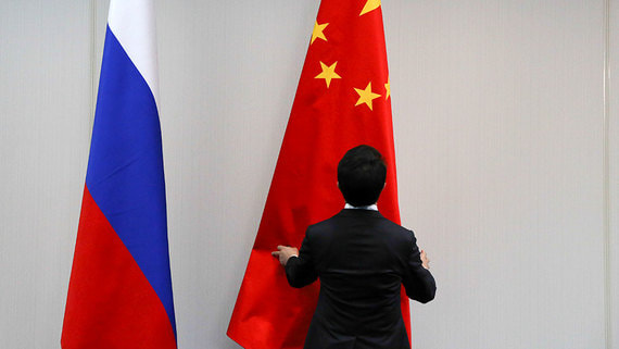 Песков: Россия и Китай решают проблему вторичных санкций путем диалога