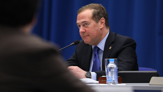 Медведев оценил шансы Зеленского на победу в гипотетических выборах