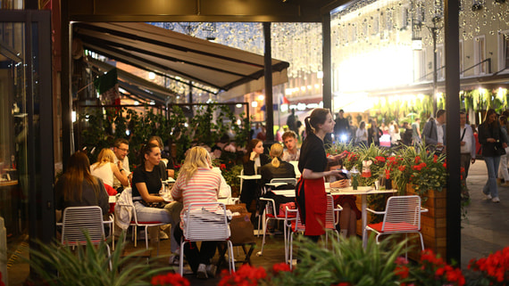 Госдума разрешила продажу алкоголя на верандах в летних кафе
