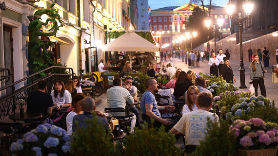 Совет Федерации одобрил закон о продаже алкоголя на верандах в летних кафе