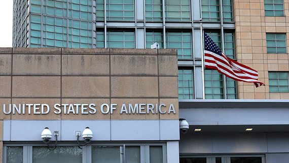 Захарова предложила США разрешить ВСУ атаковать американское посольство в Москве
