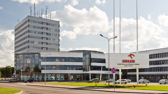 Польский концерн Orlen увольняет связанных с правящей ранее партией сотрудников