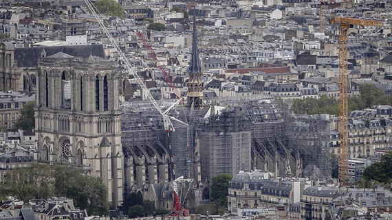В Париже установили отреставрированный крест на крыше Нотр-Дама