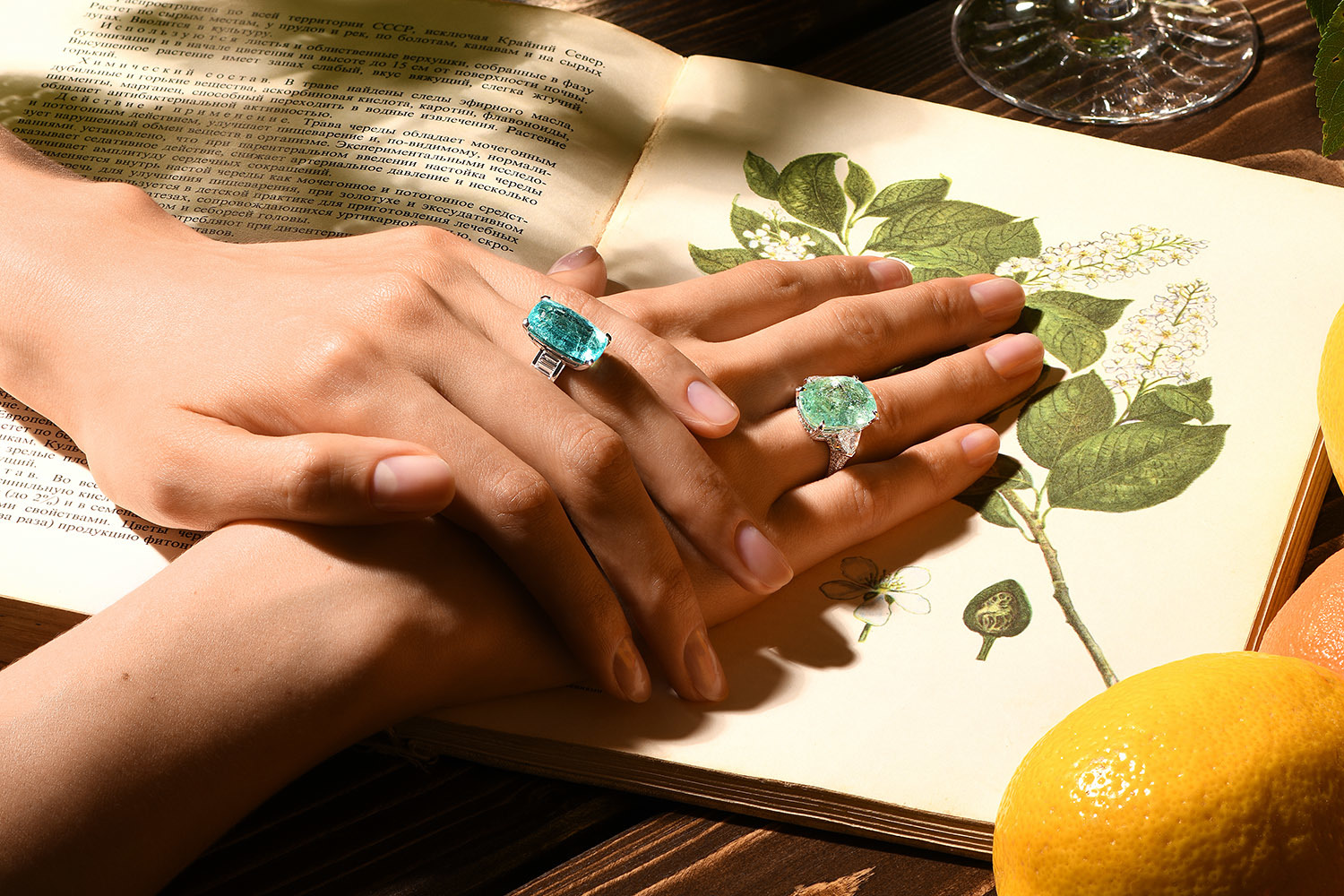 Кольца: турмалин параиба 7,82 карата (слева) и 14,35 карата (справа)