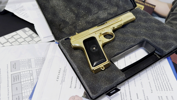 ФСБ показала золотой пистолет и машины задержанных чиновников в КЧР