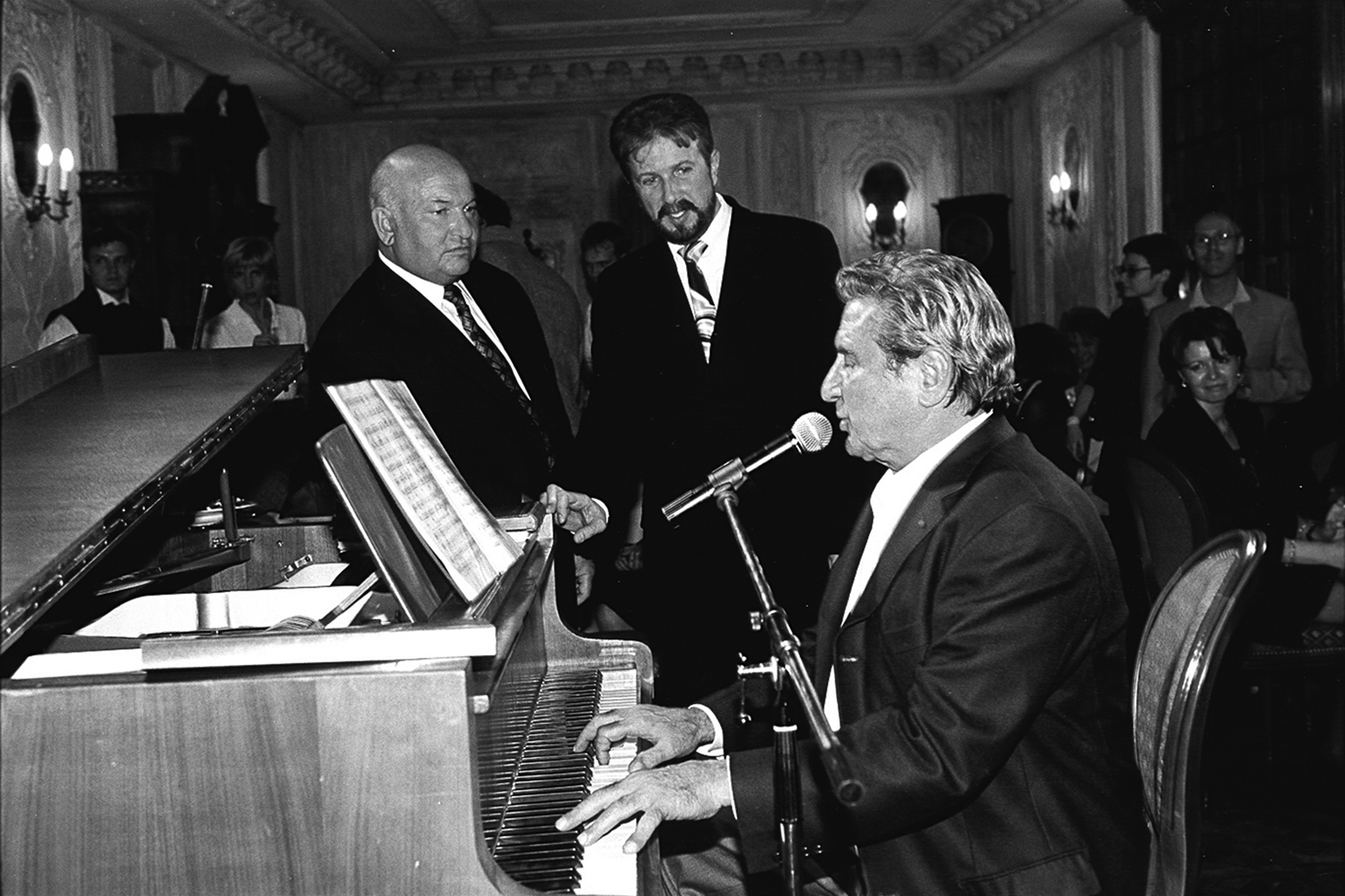 Юрий Лужков, Андрей Деллос, Жильбер Беко (за роялем) на открытии «Кафе Пушкинъ», 1999 г. 