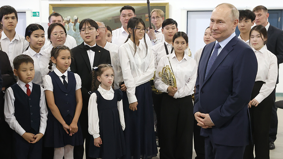 Путин посетил Высшую школу музыки имени Босикова в Якутске