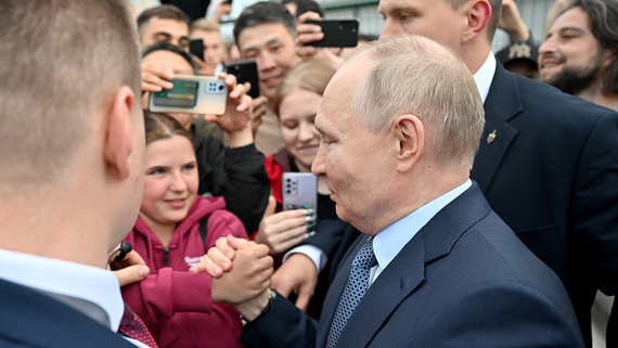Путин остановил кортеж и пообщался с жителями на улице Якутска