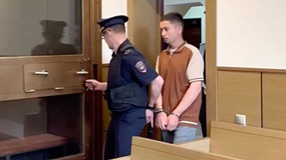 Суд в Москве арестовал погасившего свечи в храме мигранта