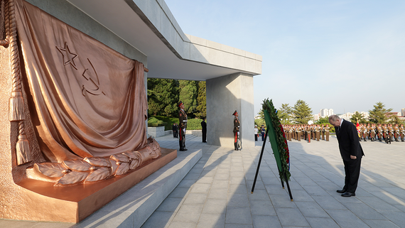 Путин возложил венок к монументу бойцам Красной армии в Пхеньяне