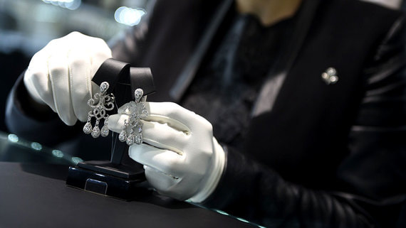 Евросоюз отложил запрет на импорт ювелирных изделий с алмазами из России