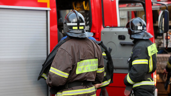 Девять человек находятся внутри горящего здания во Фрязине