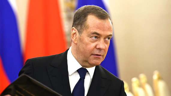Медведев поручил ЕР следить за настроениями в обществе после терактов
