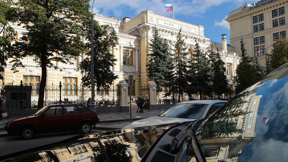 Эксперты оценили влияние на курс рубля от сокращения продаж валюты Банком России