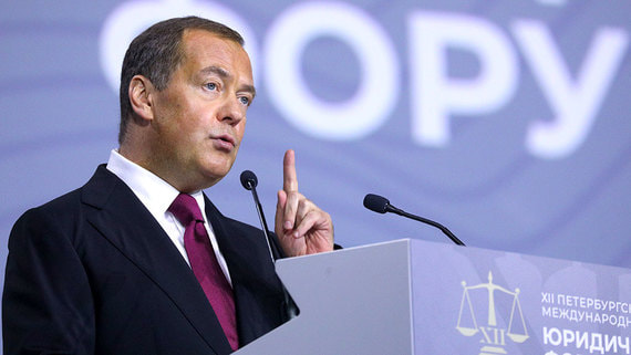 Медведев назвал назначения в НАТО и Еврокомиссии «европейским фрик-шоу»