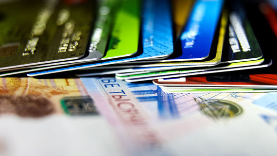 Число выданных кредитных карт в России в мае снизилось на 9%