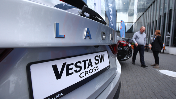 Продажи автомобилей Lada в России в первом полугодии выросли в 1,5 раза