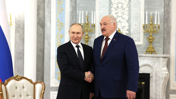 СМИ: Путин и Лукашенко постоянно контактировали во время саммита ШОС