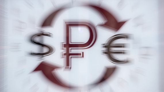 ЦБ: после санкций США рубль укрепился по отношению к доллару и евро