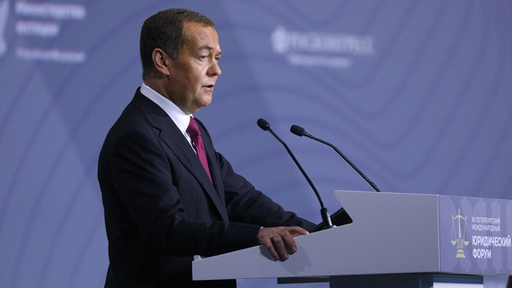 Медведев: Россия должна быть готова к будущим сражениям