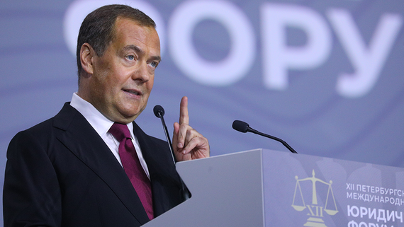 Медведев поручил внести законопроект о платформенной занятости в Госдуму