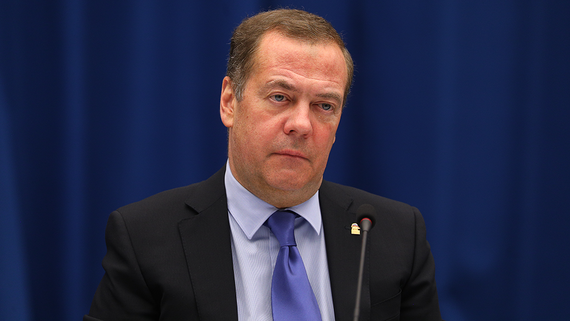 Медведев назвал перекосом на рынке разницу между зарплатами курьера и инженера