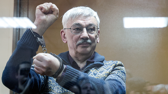 Мосгорсуд утвердил приговор правозащитнику Орлову в 2,5 года колонии