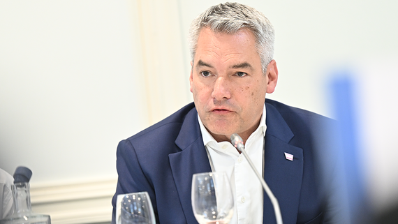 Канцлер Австрии выступил против бойкотирования председательства Венгрии