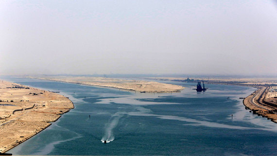 Доходы Суэцкого канала упали на 20% на фоне атак йеменских хуситов