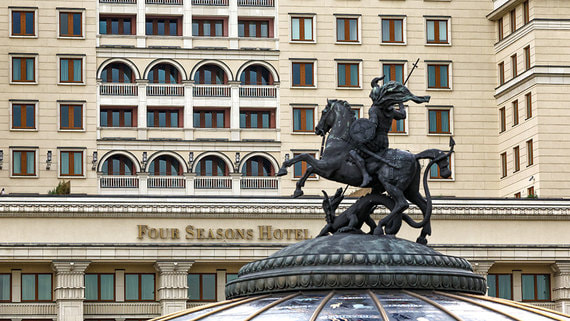 ВТБ пытается взыскать Four Seasons в центре Москвы в счет долгов структур Хотина