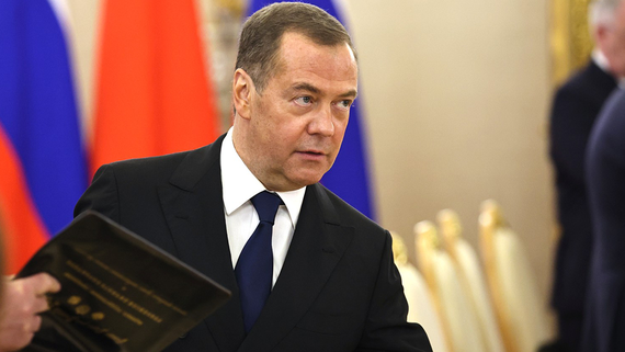 Медведев пожелал здоровья Байдену