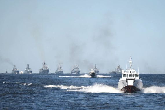 Владимир Путин принимает Главный военно-морской парад в Петербурге