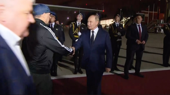 Путин встретил во «Внуково» вернувшихся в результате обмена россиян