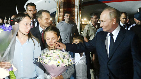 Как Путин встречал во Внуково освобожденных при обмене