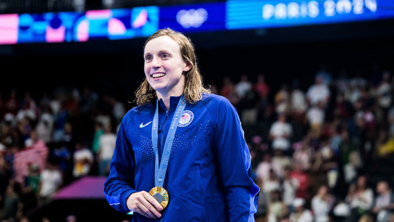 Пловчиха из США повторила рекорд легендарной гимнастки, у Китая золото в теннисе