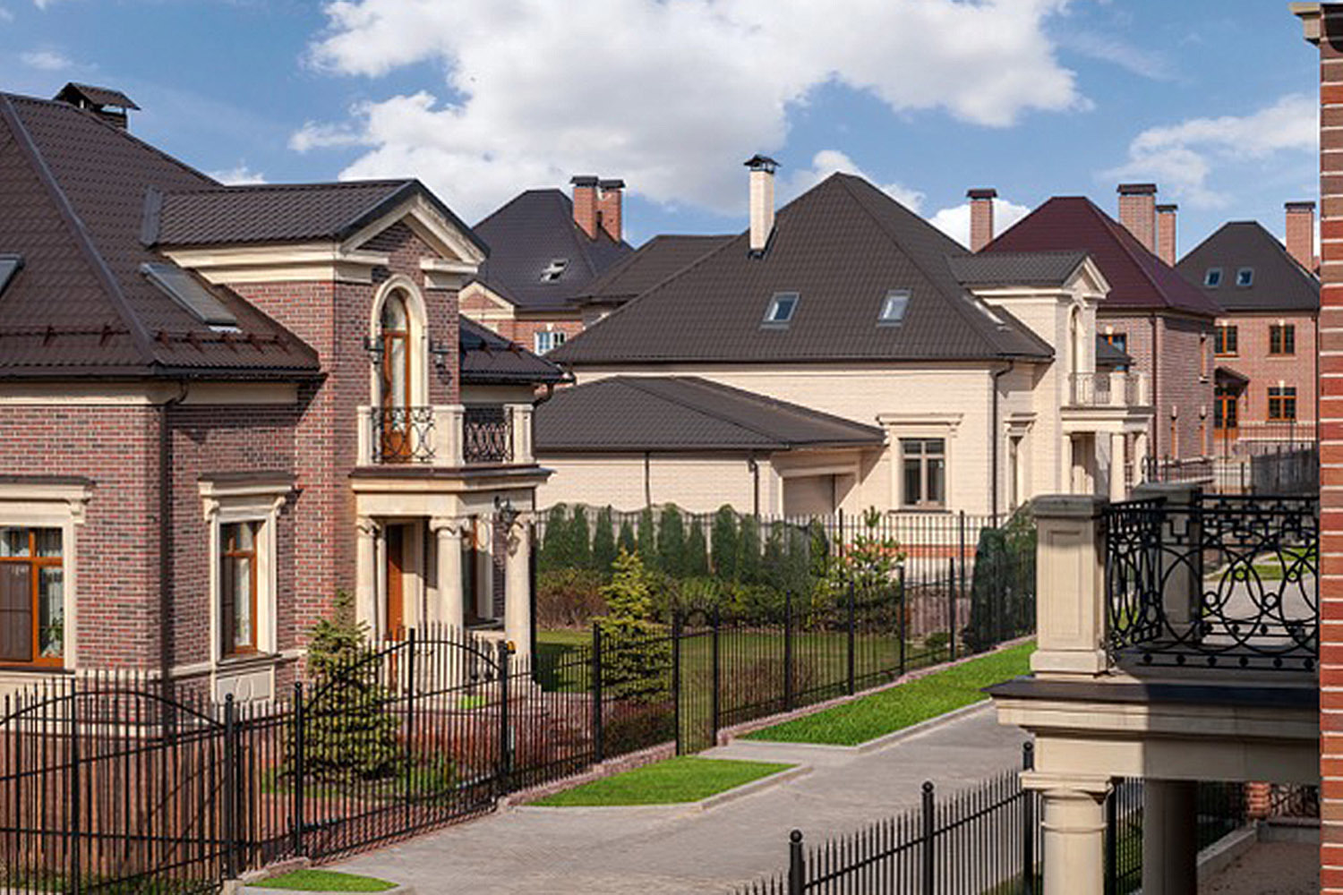 За год первичных коттеджей в Подмосковье стало на 59% больше