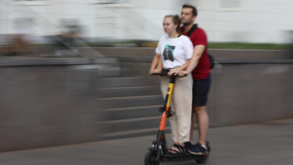 В Москве могут поднять штрафы за езду на электросамокате вдвоем до 100 000 рублей