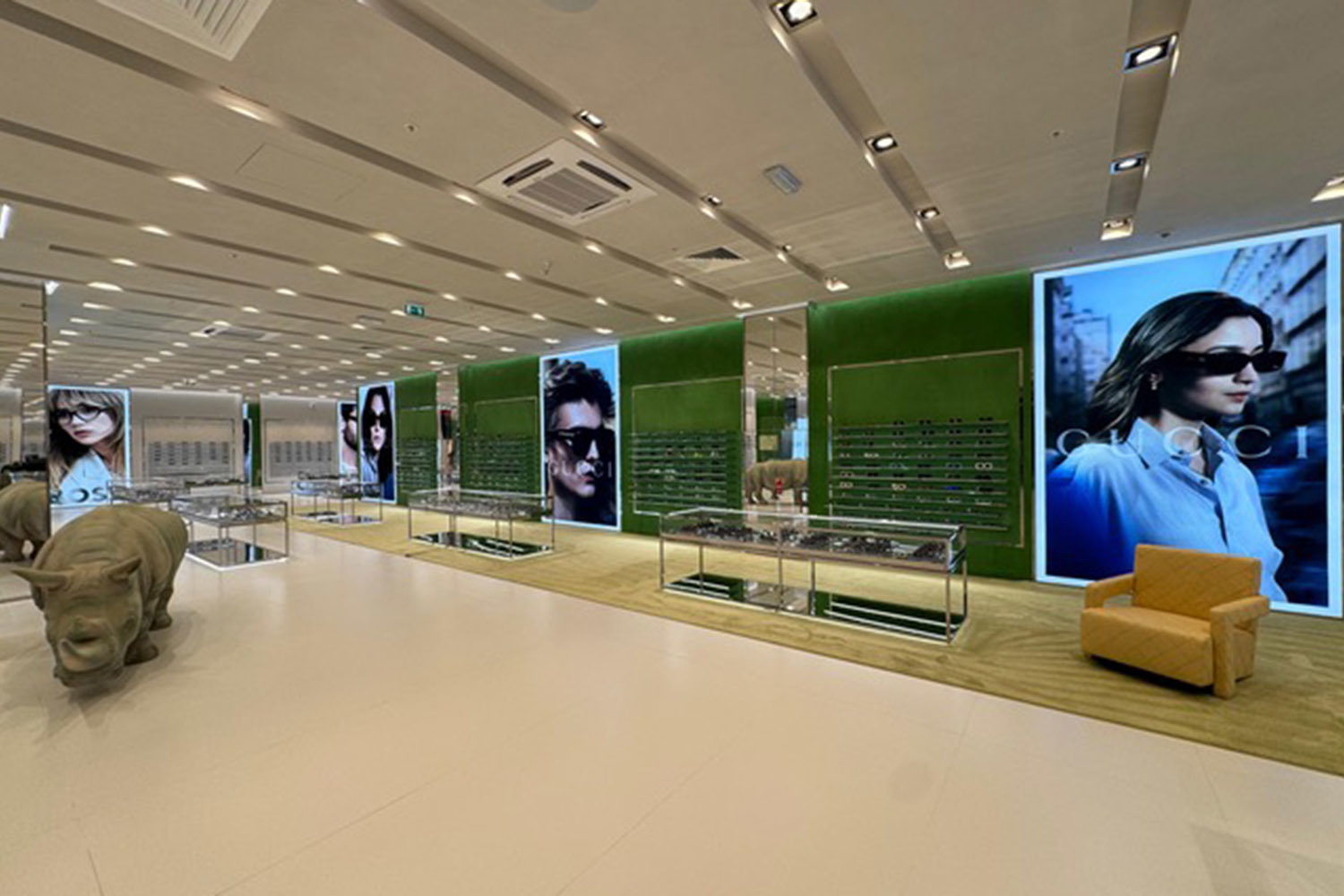 Cтеновая панель от Gucci в новом бутике оптики