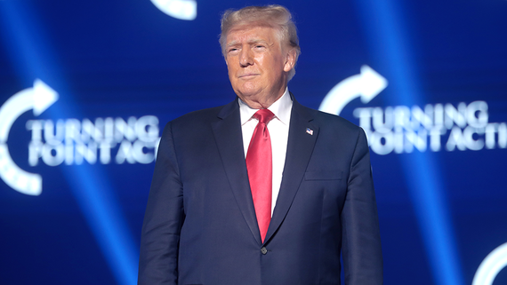 Трамп заработал $300 000 на продаже фирменных Библий