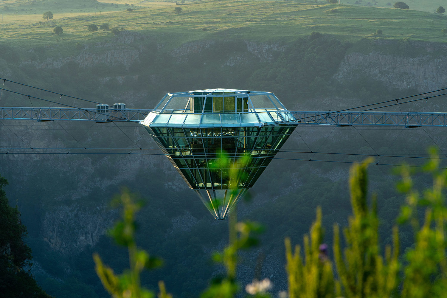 Грузинский бар Diamond 360 выполнен в форме огромного алмаза