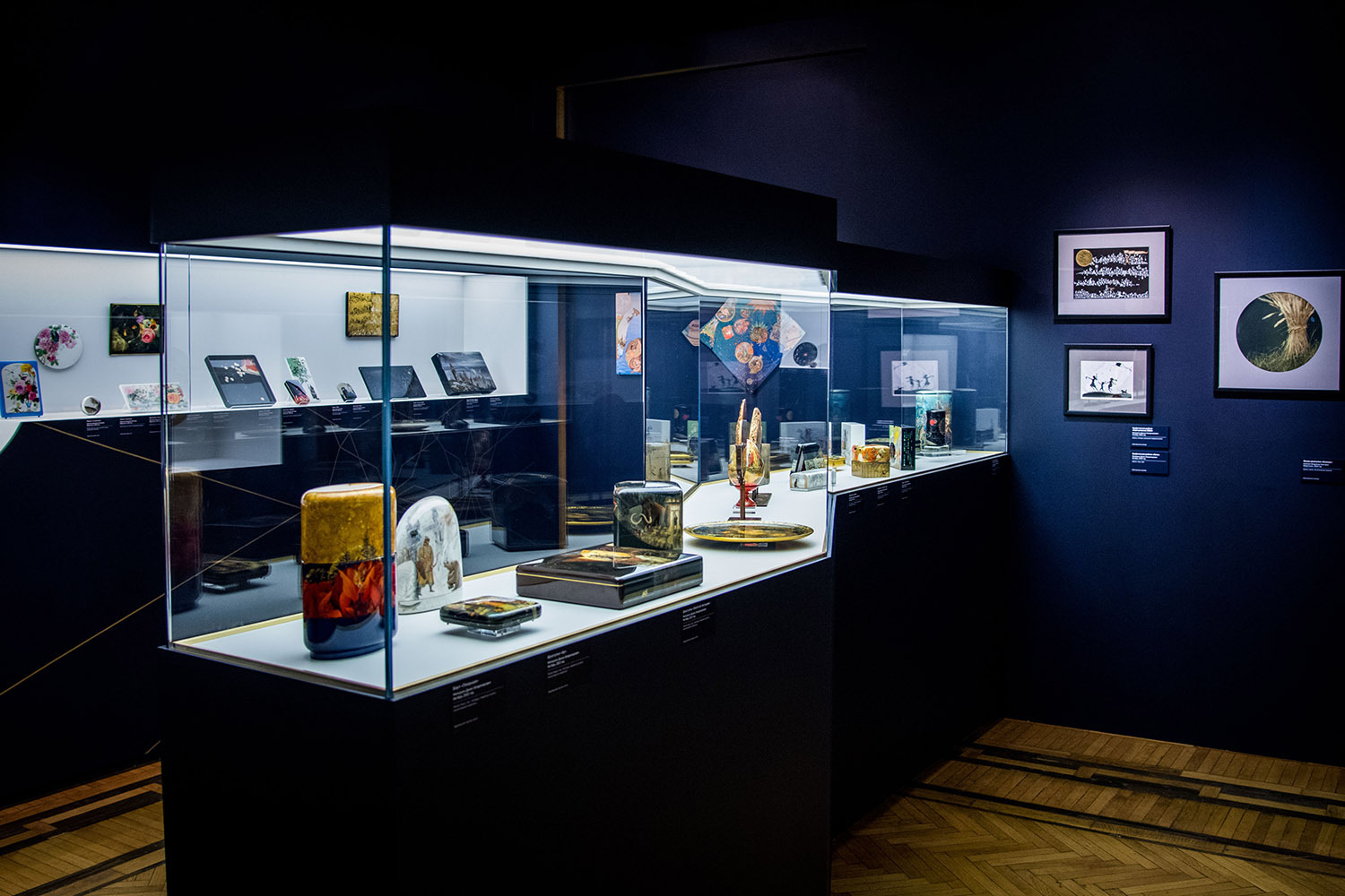 Фрагмент экспозиции на выставке лакового искусства «Новые сказки» во Всероссийском музее декоративного искусства в Москве 