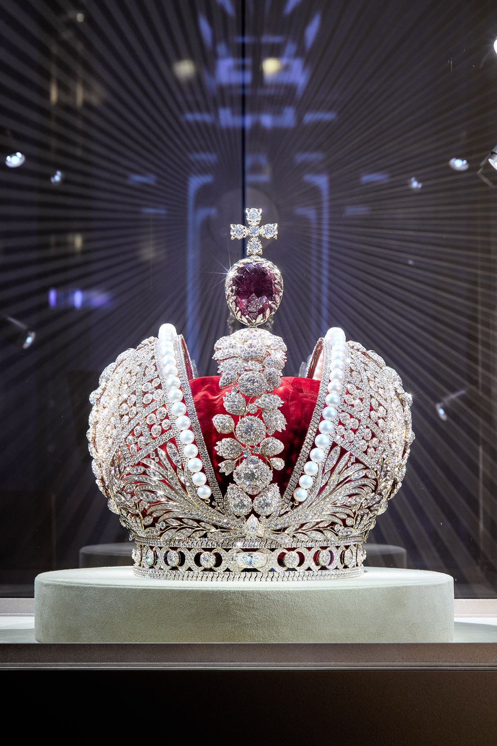 Большая императорская корона воссоздана мастерами «Алроса»