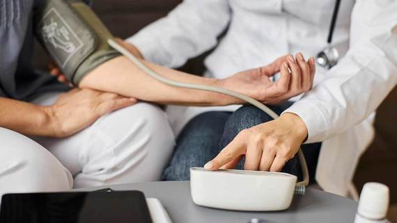 Москвичам раздадут тонометры и глюкометры для дистанционного наблюдения