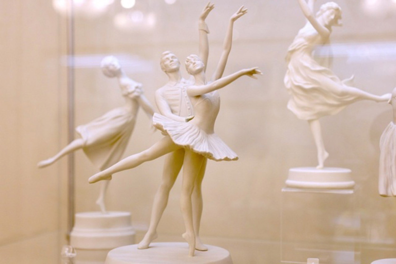 Фрагмент выставки «Русский балет в фарфоре»: работы мастеров ИФЗ