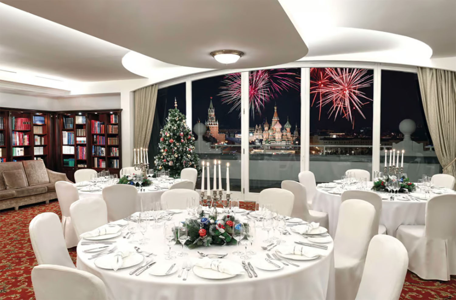 Новогоднее застолье с панорамными видами на Кремль и Храм Василия Блаженного в отеле «Балчуг Кемпински»