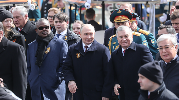 Песков: Путин будет рад видеть зарубежных гостей на параде Победы 9 мая